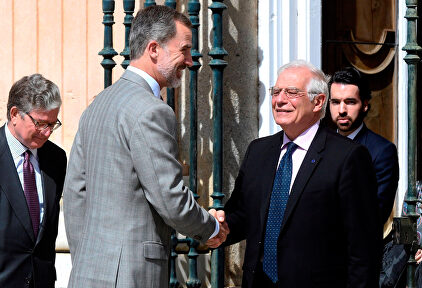 Felipe VI saluda a Josep Borrell en un acto público. |  EFE