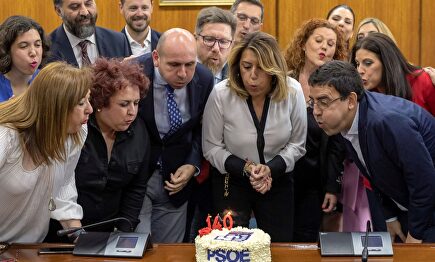 Susana Díaz y su grupo parlamentario celebrando los 140 años del PSOE |  EFE