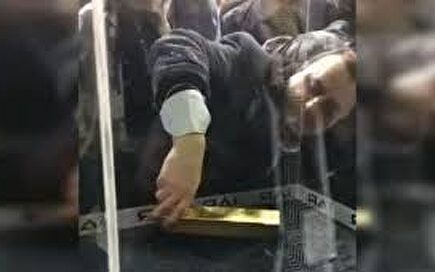 Si sacas este lingote de oro te lo quedas: el reto en Dubái que se hace viral