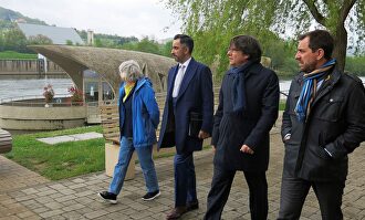 Los dirigentes catalanes fugados, Carles Puigdemont, Toni Comín y Clara Ponsatí paseando por Bruselas |  EFE