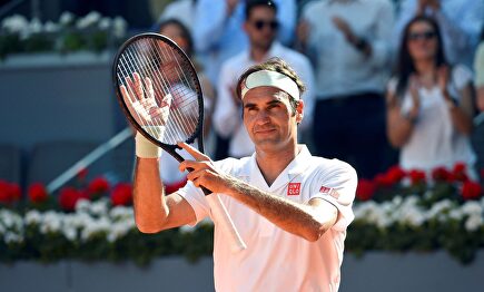 Roger Federer celebrando su victoria ante Gael Monfils en el Mutua Madrid Open del año pasado. |  EFE