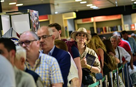 Largas colas en el Corte Inglés de Tenerife en la firma de 'Memoria del Comunismo'
