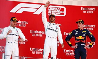 Lewis Hamilton (c), en el podio de Montmeló junto a Bottas (i) y Verstappen. |  EFE