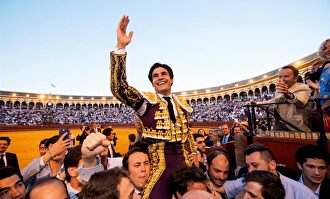 Pablo Aguado cruza la Puerta del Príncipe en la histórica tarde de la Feria de Sevilla. | EFE