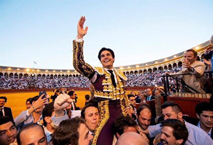 Pablo Aguado cruza la Puerta del Príncipe en la histórica tarde de la Feria de Sevilla. | EFE
