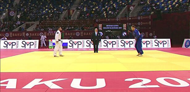 El insólito momento en el que un judoka es descalificado al caer su móvil