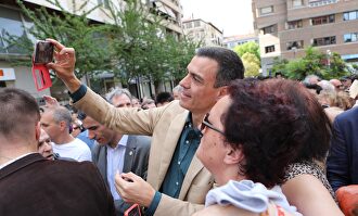 Sánchez haciéndose un selfi durante la campaña. |  Europa Press