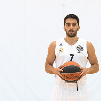 El base del Real Madrid posa con el balón oficial de la competición |  David Alonso Rincón