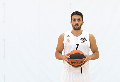 El base del Real Madrid posa con el balón oficial de la competición |  David Alonso Rincón