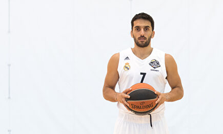 El base del Real Madrid posa con el balón oficial de la competición |  David Alonso Rincón