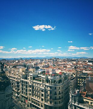 Vista aérea de Madrid, con el Edificio Metrópolis, que marca el inicio de la Gran Vía, en primer plano. |  Pexels/CC0/Abhishek Verma