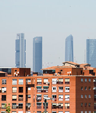 Las Cuatro Torres y varios edificios de viviendas en Madrid. |  David Alonso Rincón