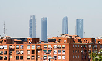 Las Cuatro Torres y varios edificios de viviendas en Madrid. |  David Alonso Rincón