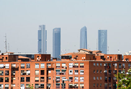 Las Cuatro Torres y varios edificios de viviendas en Madrid. |  David Alonso Rincón