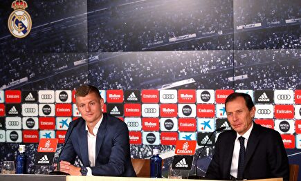 Toni Kroos junto a Emilio Butragueño. |  EFE