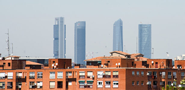 Las Cuatro Torres y varios edificios de viviendas en Madrid. |  David Alonso Rincón