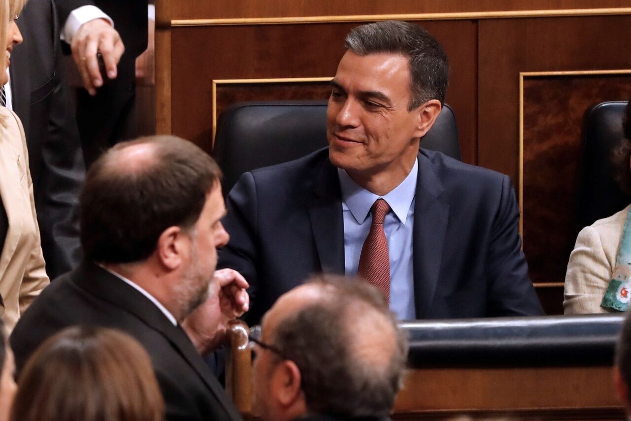 El presidente del Gobierno en funciones, Pedro Sánchez, junto a Oriol Junqueras |  EFE