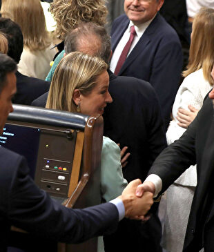 Pedro Sánchez saluda al golpista Oriol Junqueras en el Congreso de los Diputados |  EFE
