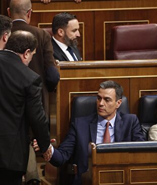 Pedro Sánchez y Oriol Junqueras se saludan en el Congreso. |  Eduardo Parra/Europa Press