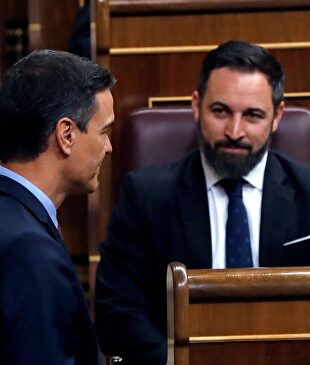 Pedro Sánchez y el líder de Vox, Santiago Abascal, antes del inicio de la sesión constitutiva de las nuevas Cortes Generales. | EFE