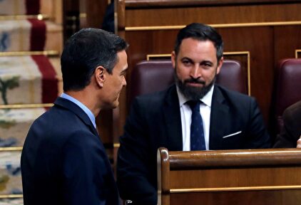 Pedro Sánchez y el líder de Vox, Santiago Abascal, antes del inicio de la sesión constitutiva de las nuevas Cortes Generales que se celebra este martes en el Congreso de los diputados de Madrid. | EFE