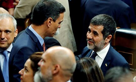 El preso Jordi Sánchez charlando con el presidente del Gobierno en el Congreso |  EFE