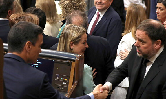 Oriol Junqueras saluda a Pedro Sánchez | EFE