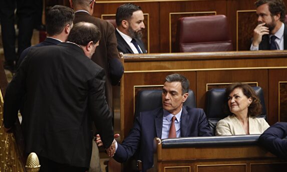 Pedro Sánchez y Oriol Junqueras se saludan en el Congreso. |  Eduardo Parra/Europa Press
