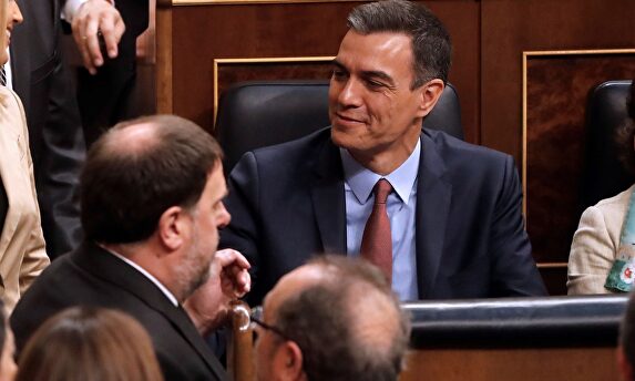 Oriol Junqueras junto a Pedro Sánchez en el Congreso durante la sesión constitutiva | EFE
