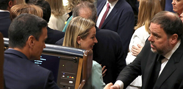 Pedro Sánchez saluda a Oriol Junqueras |  EFE