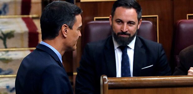Pedro Sánchez y el líder de Vox, Santiago Abascal, antes del inicio de la sesión constitutiva de las nuevas Cortes Generales. | EFE