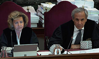 La fiscal Consuelo Madrigal (izquierda), junto a Javier Moreno | EFE