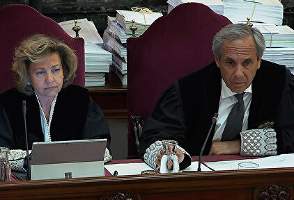 La fiscal Consuelo Madrigal (izquierda), junto a Javier Moreno | EFE