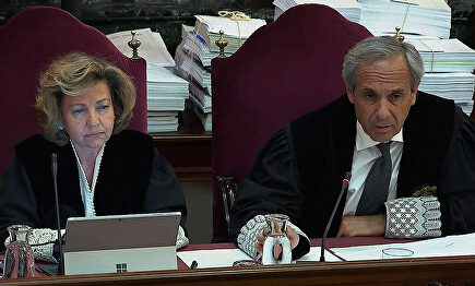 La fiscal Consuelo Madrigal (izquierda), junto a Javier Moreno | EFE