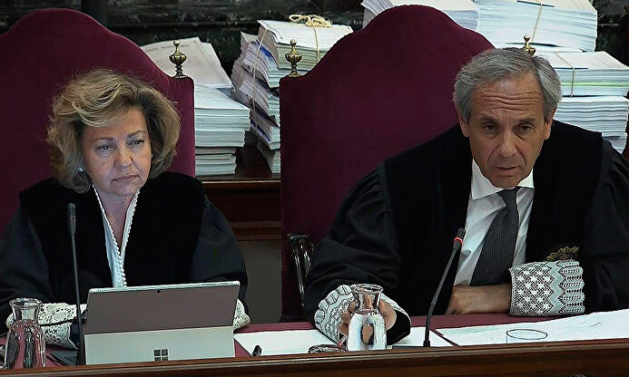 La fiscal Consuelo Madrigal (izquierda), junto a Javier Moreno | EFE