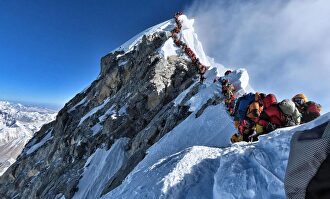 Enorme atasco de montañeros en la cima del Everest. |  EFE