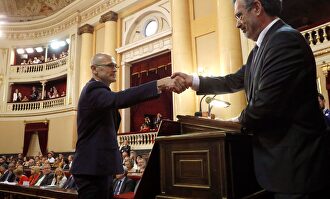 Manuel Cruz saluda a Raül Romeva |  EFE