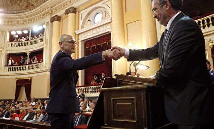 Manuel Cruz saluda a Raül Romeva |  EFE