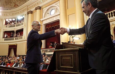 Raül Romeva saluda a Manuel Cruz |  EFE