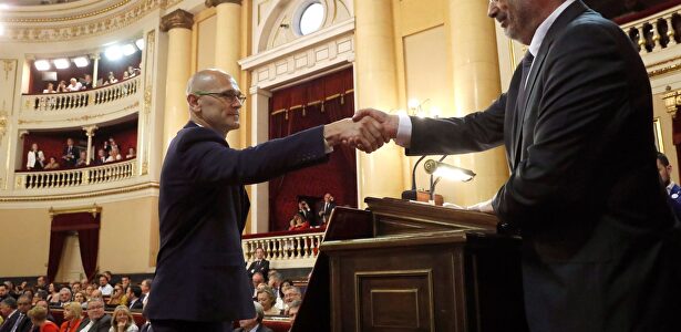 Manuel Cruz saluda a Raül Romeva |  EFE