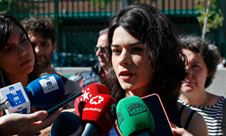 Isa Serra, atendiendo a los periodistas. |  EFE