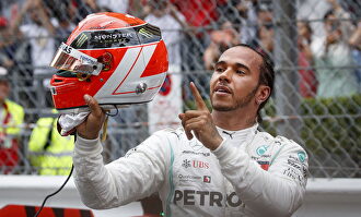 Hamilton dedicándole el triunfo a Niki Lauda. |  EFE
