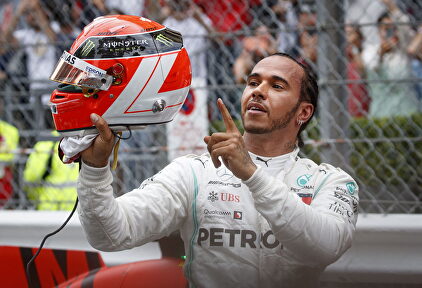 Hamilton dedicándole el triunfo a Niki Lauda. | EFE