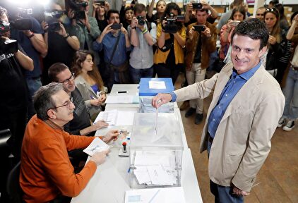Manuel Valls votando el 26-M. |  EFE