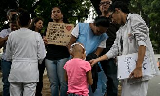 Protesta frente al Hospital de Niños en Caracas ante la crisis del sistema de salud. |  EFE