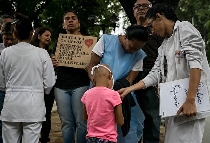 Protesta frente al Hospital de Niños en Caracas ante la crisis del sistema de salud. |  EFE