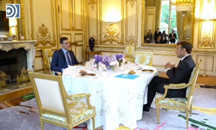 Macron mantiene una cena de trabajo con Sánchez en el Eliseo