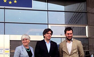 Los fugado Clara Ponsati y Toni Comin junto a Carlos Puigdemont | Omnium Cultural