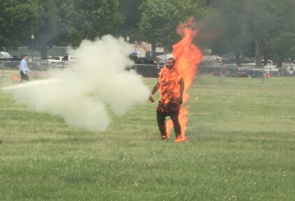 Momento en el que apagan las llamas |  EFE