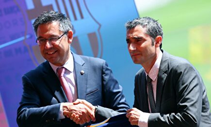 Bartomeu vuelve a mostrar su confianza ciega en Ernesto Valverde |  EFE
